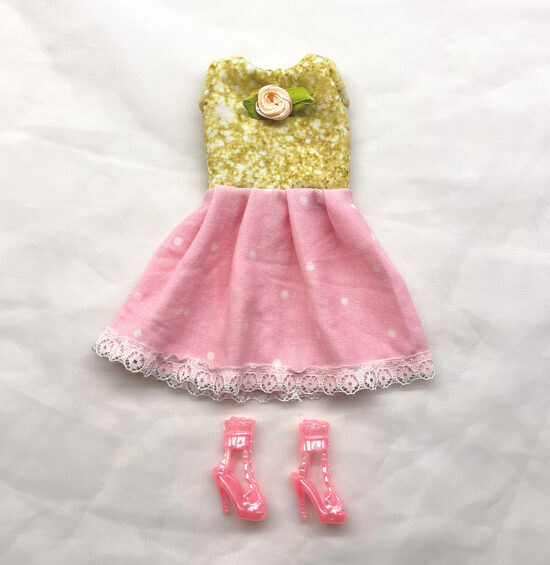 Barbiele roosa-kollane kleit ja kingad