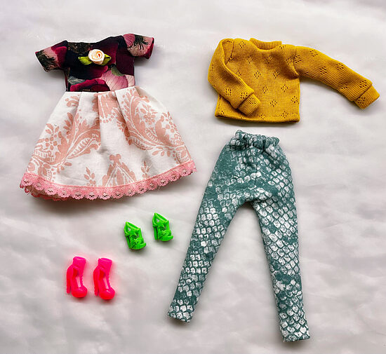 Roosa-roheline-beež komplekt Barbie-nukule